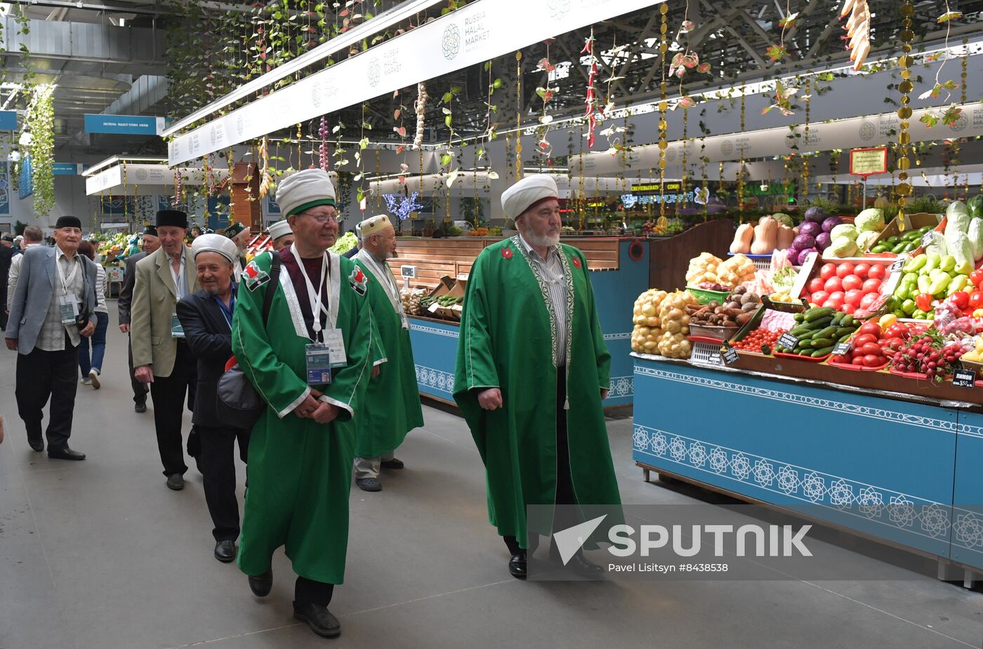 KAZANFORUM 2023. World Congress of Tatars participants visit Russia Halal Market