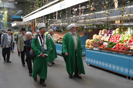 KAZANFORUM 2023. World Congress of Tatars participants visit Russia Halal Market