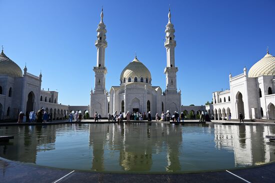 Visitors to the White Mosque in the city of Bolgar, the venue of the Izge Bolgar Zhyeny festival held as part of the 14th International Russia — Islamic World Economic Forum. Photos may be used subject to the terms in the forum-specific section of the media bank. Location: Russia, Republic of Tatarstan, Bolgar. Author: Maksim Bogodvid/ANO “Directorate for Sports and Social Projects”. KAZANFORUM 2023. Izge Bolgar Zhyeny Festival