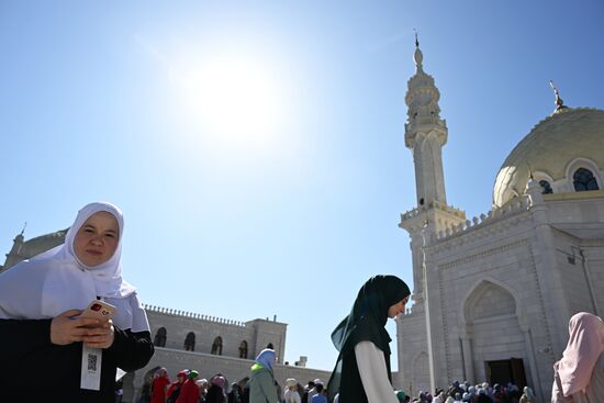 Visitors to the White Mosque in the city of Bolgar, the venue of the Izge Bolgar Zhyeny festival held as part of the 14th International Russia — Islamic World Economic Forum. Photos may be used subject to the terms in the forum-specific section of the media bank. Location: Russia, Republic of Tatarstan, Bolgar. Author: Maksim Bogodvid/ANO “Directorate for Sports and Social Projects”. KAZANFORUM 2023. Izge Bolgar Zhyeny Festival