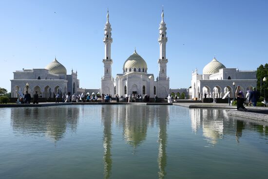 Visitors to the White Mosque in the city of Bolgar which hosts the Izge Bolgar Zhyeny festival held as part of the 14th International Russia — Islamic World Economic Forum. Photos may be used subject to the terms in the forum-specific section of the media bank. Location: Russia, Republic of Tatarstan, Bolgar. Author: Alexei Danichev/ANO “Directorate for Sports and Social Projects”. KAZANFORUM 2023. Izge Bolgar Zhyeny Festival