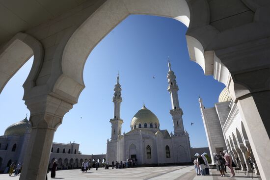 Visitors to the White Mosque in the city of Bolgar which hosts the Izge Bolgar Zhyeny festival held as part of the 14th International Russia — Islamic World Economic Forum. Photos may be used subject to the terms in the forum-specific section of the media bank. Location: Russia, Republic of Tatarstan, Bolgar. Author: Alexei Danichev/ANO “Directorate for Sports and Social Projects”. KAZANFORUM 2023. Izge Bolgar Zhyeny Festival
