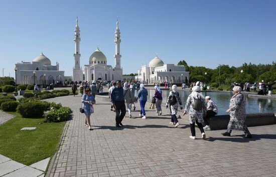 Tourists walk around the White Mosque in the city of Bolgar, the venue of the the Izge Bolgar Zhyeny festival held as part of XIV International Economic Forum "Russia - the Islamic World: KazanForum". Photos may be used as stated in the media bank section concerning the Forum. Location: Russia, Republic of Tatarstan, Bolgar. Author: Alexei Danichev/ANO “Directorate for Sports and Social Projects”. KAZANFORUM 2023. Izge Bolgar Zhyeny Festival