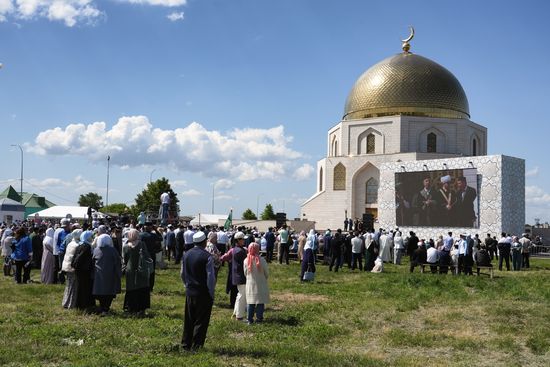 Visitors are seen here next to the museum and exhibition complex “Memorial sign erected in honor of the adoption of Islam by the Volga Bolgars in 922” during the Izge Bolgar Zhyeny festival held as part of the 14th International Russia — Islamic World Economic Forum. Photos may be used subject to the terms in the forum-specific section of the media bank. Location: Russia, Republic of Tatarstan, Bolgar. Author: Alexei Danichev/ANO “Directorate for Sports and Social Projects”. KAZANFORUM 2023. Izge Bolgar Zhyeny Festival