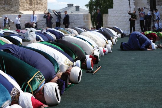 A collective prayer during the Izge Bolgar Zhyeny festival held as part of the 14th International Russia — Islamic World Economic Forum. Photos may be used subject to the terms in the forum-specific section of the media bank. Location: Russia, Republic of Tatarstan, Bolgar. Author: Alexei Danichev/ANO “Directorate for Sports and Social Projects”. KAZANFORUM 2023. Izge Bolgar Zhyeny Festival