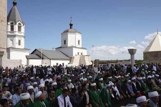 Believers make a collective prayer during the Izge Bolgar Zhyeny festival held as part of the 14th International Russia — Islamic World Economic Forum. Photos may be used subject to the terms in the forum-specific section of the media bank. Location: Russia, Republic of Tatarstan, Bolgar. Author: Alexei Danichev/ANO “Directorate for Sports and Social Projects”. KAZANFORUM 2023. Izge Bolgar Zhyeny Festival
