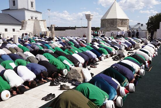 Believers make a collective prayer during the Izge Bolgar Zhyeny festival held as part of the 14th International Russia — Islamic World Economic Forum. Photos may be used subject to the terms in the forum-specific section of the media bank. Location: Russia, Republic of Tatarstan, Bolgar. Author: Alexei Danichev/ANO “Directorate for Sports and Social Projects”. KAZANFORUM 2023. Izge Bolgar Zhyeny Festival