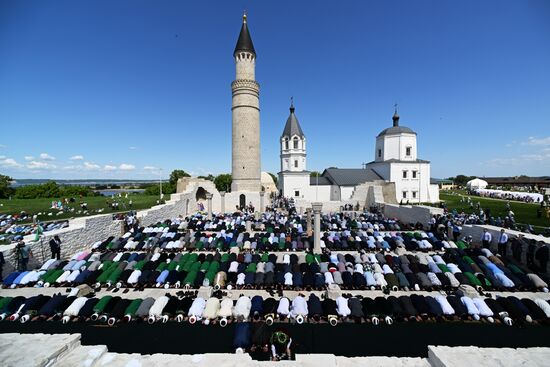 Believers make a collective prayer during the Izge Bolgar Zhyeny festival held as part of the 14th International Russia — Islamic World Economic Forum. Photos may be used subject to the terms in the forum-specific section of the media bank. Location: Russia, Republic of Tatarstan, Bolgar. Author: Maksim Bogodvid/ANO “Directorate for Sports and Social Projects”. KAZANFORUM 2023. Izge Bolgar Zhyeny Festival