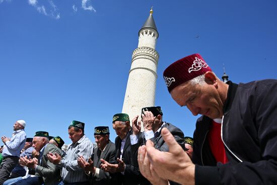 Believers make a collective prayer during the Izge Bolgar Zhyeny festival held as part of the 14th International Russia — Islamic World Economic Forum. Photos may be used subject to the terms in the forum-specific section of the media bank. Location: Russia, Republic of Tatarstan, Bolgar. Author: Maksim Bogodvid/ANO “Directorate for Sports and Social Projects”. KAZANFORUM 2023. Izge Bolgar Zhyeny Festival