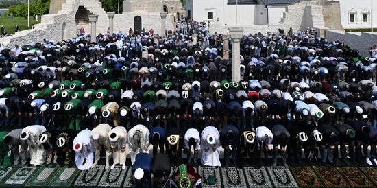 Believers make a collective prayer during the Izge Bolgar Zhyeny festival held as part of the 14th International Russia — Islamic World Economic Forum. Photos may be used subject to the terms in the forum-specific section of the media bank. Location: Russia, Republic of Tatarstan, Bolgar. Author: Maksim Bogodvid/ANO “Directorate for Sports and Social Projects”. KAZANFORUM 2023. Izge Bolgar Zhyeny Festival