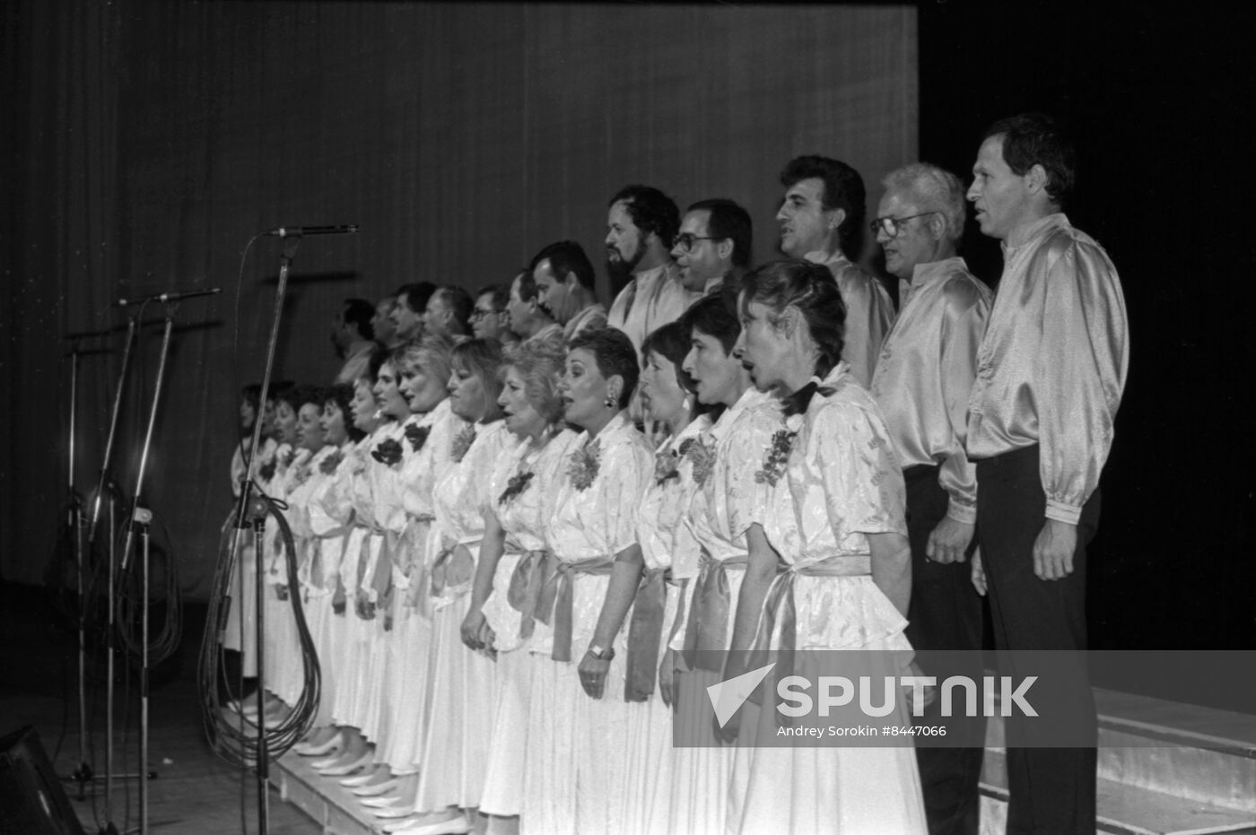 Jewish folklore ensemble Anachnu Kan performs in Moscow