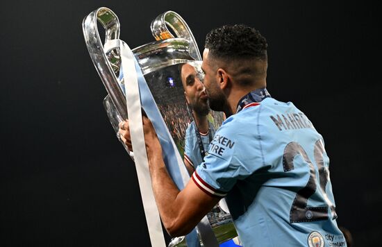 ISTANBUL - Riyad Mahrez of Manchester City FC with the UEFA