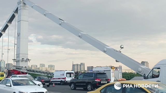 Men taken off tower of Moscow's Crimean Bridge