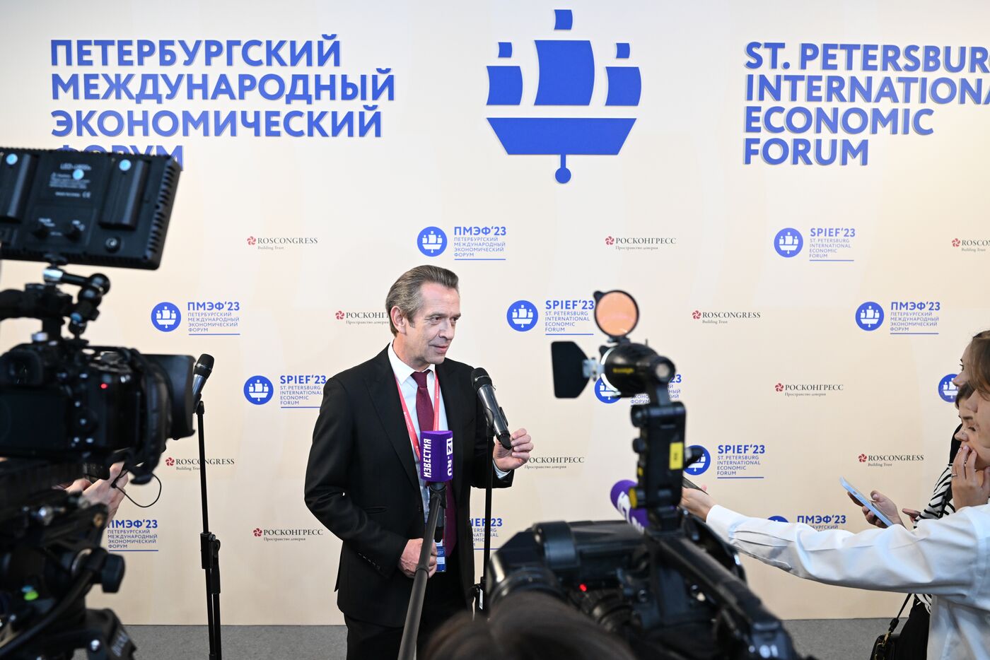 SPIEF-2023. Press approach. Discussion with elements of a workshop #amateur #attention #professional