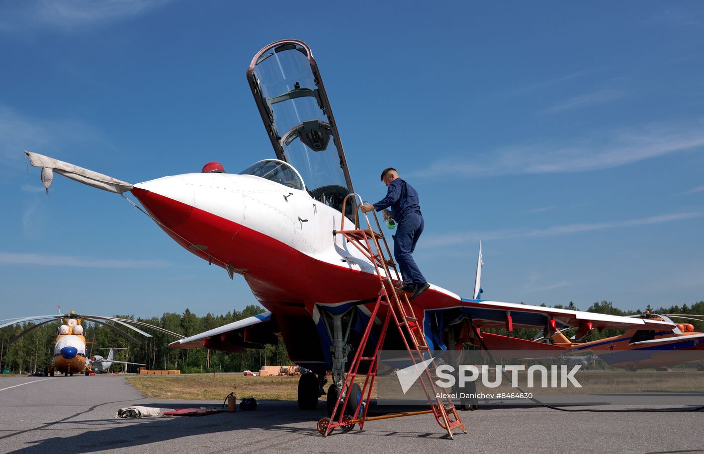 Russia Strizhi Aerobatic Team Training