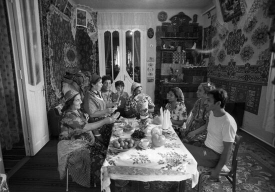 A large Roma family from Soroki city in Moldavia.
