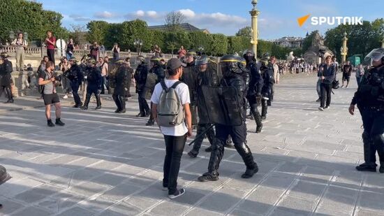 Police officers clear protesters from the Place de la Concorde in Paris