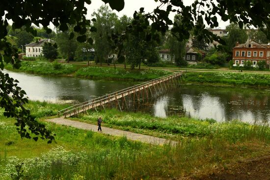 Wooden bridge over Kashinka