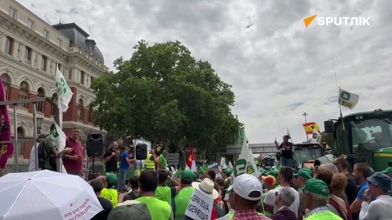 Tractor drivers and farmers protesting outside Spain's agriculture ministry
