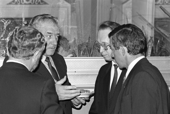 Representatives of Australian wool corporation visit USSR