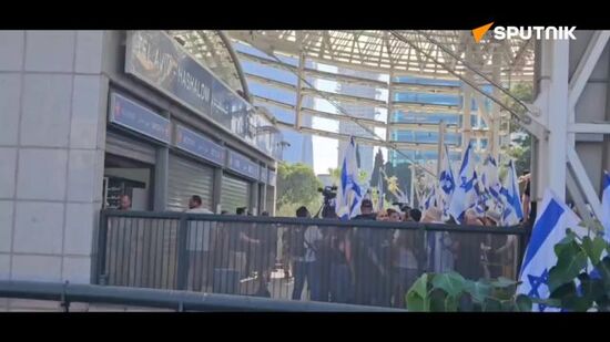 Thousands protest judicial reform at Tel Aviv HaShalom railway station