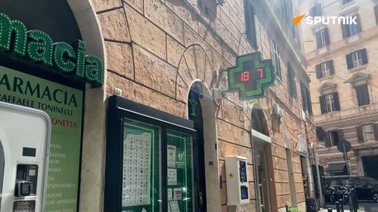 Tourists queuing outside the Colosseum under scorching heat