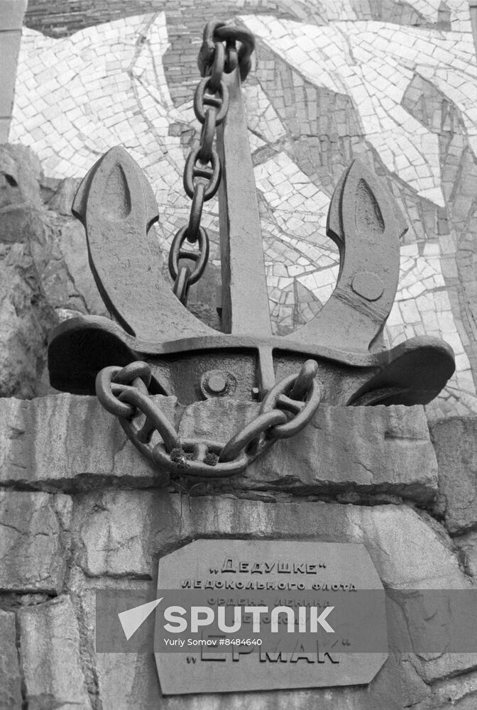 Icebreaker Yermak Monument