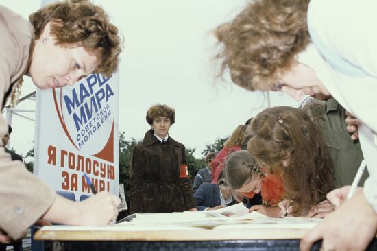 "I vote for peace!" anti-war action