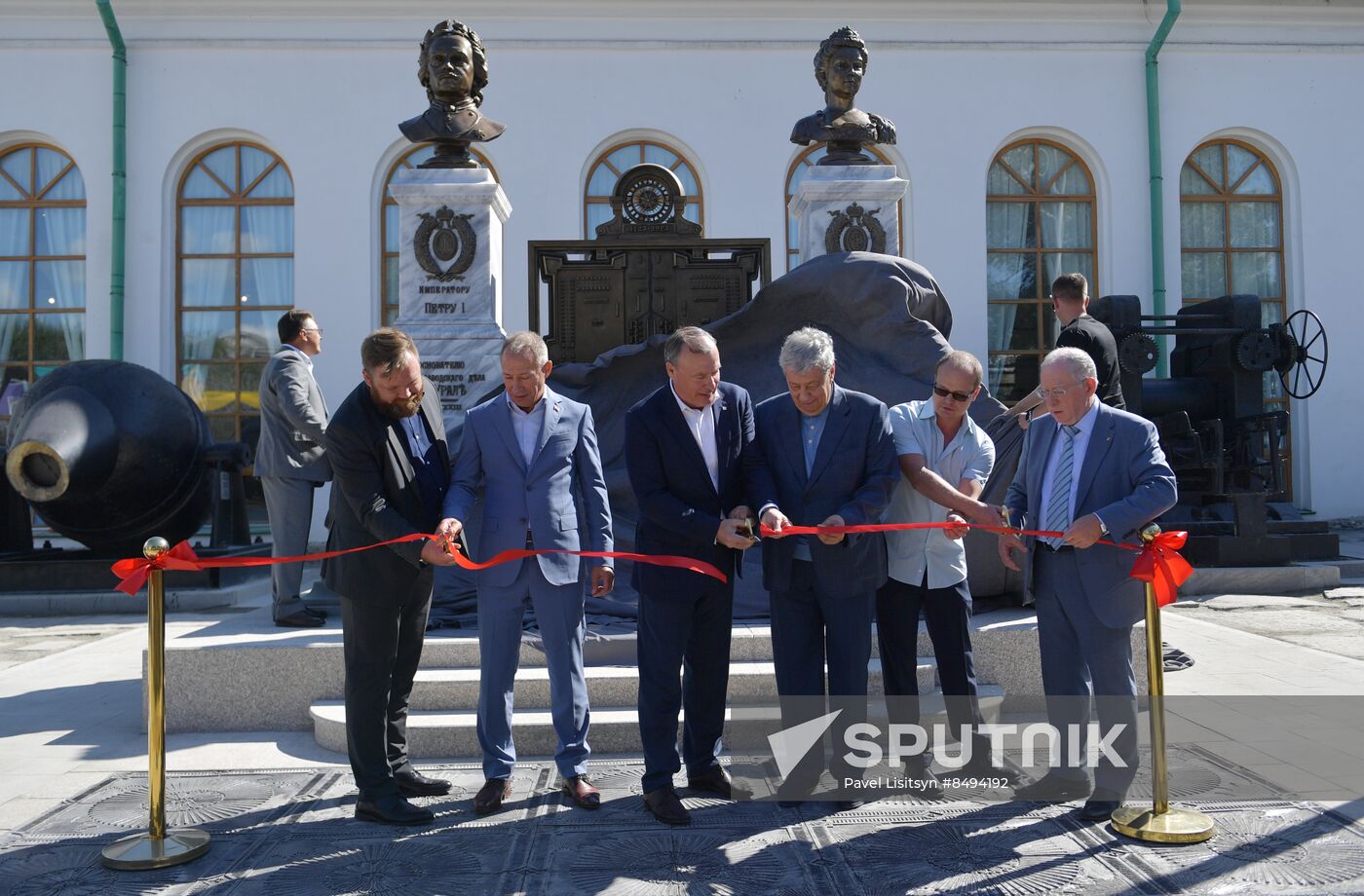 Russia History Busts Unveiling