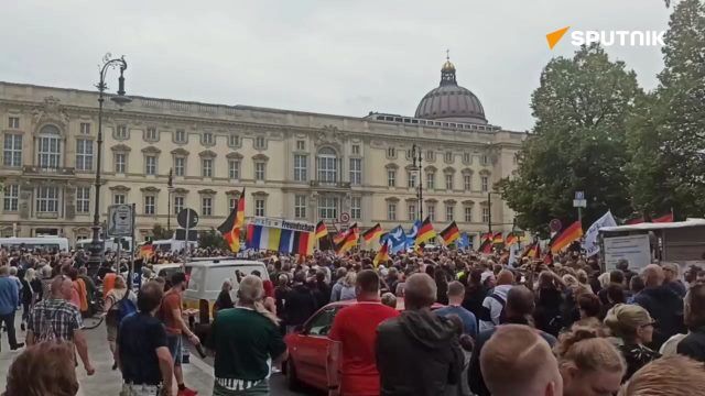 Protesters in Berlin call for halt of arms supply to Kiev, government shutdown