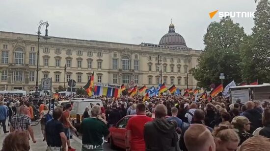 Protesters in Berlin call for halt of arms supply to Kiev, government shutdown