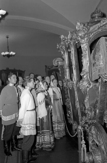 Members of rural amateur folk groups take Kremlin tour