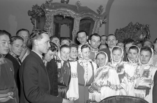 Members of rural amateur folk groups take Kremlin tour