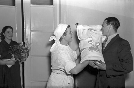 New mother and baby released from maternity hospital in Moscow