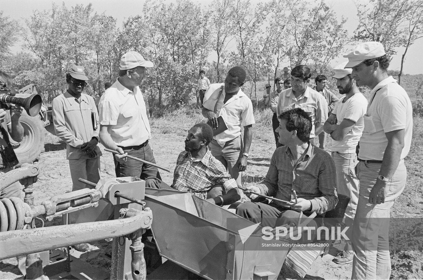 UN experts in Karakum desert, Turkmen SSR