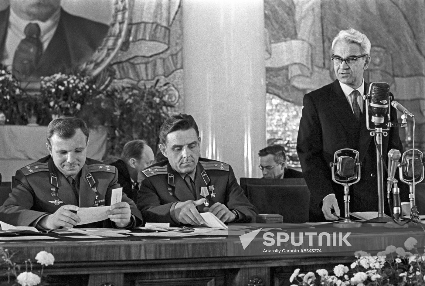 News conference on Voskhod 1 space mission at Moscow State University