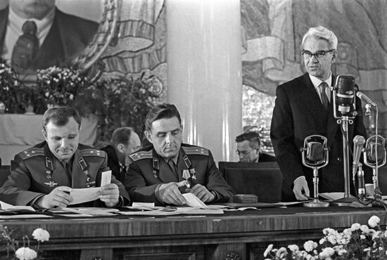 News conference on Voskhod 1 space mission at Moscow State University