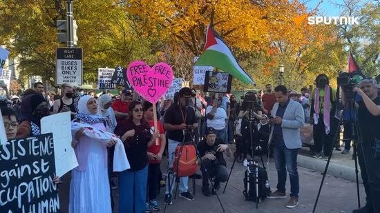 People rallying outside the White House urging a truce in the Middle East 