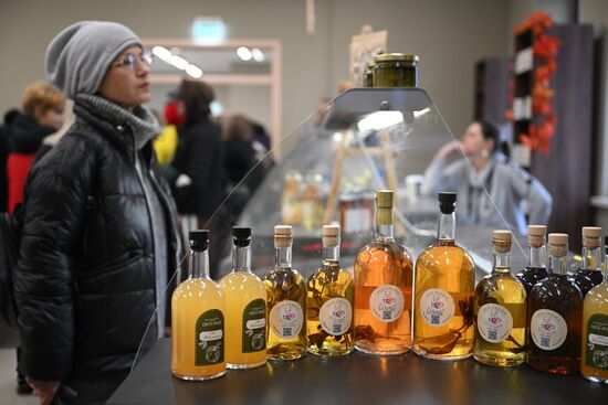 The International RUSSIA EXPO forum and exhibition. The farm products and wines fair at pavilion no.48, Wine Fair. Location: Russia, Moscow. Author: Ramil Sitdikov/Sputnik. International RUSSIA EXPO forum and exhibition. Farm products and wines fair