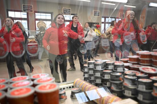 The International RUSSIA EXPO forum and exhibition. The farm products and wines fair at pavilion no.48, Wine Fair. A flashmob at the fair opening. Location: Russia, Moscow. Author: Ramil Sitdikov/Sputnik. International RUSSIA EXPO forum and exhibition. Farm products and wines fair