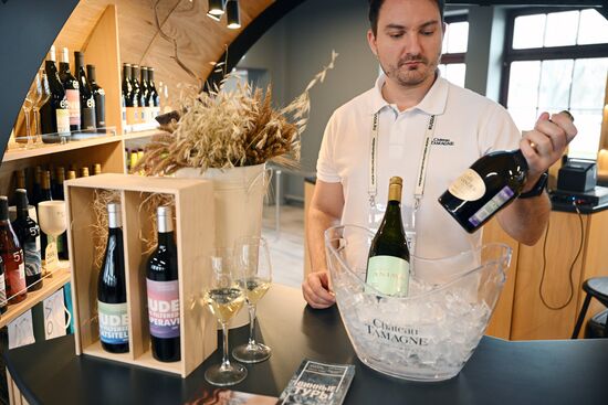 The International RUSSIA EXPO forum and exhibition. The farm products and wines fair at pavilion no.48, Wine Fair. Location: Russia, Moscow. Author: Ramil Sitdikov/Sputnik. International RUSSIA EXPO forum and exhibition. Farm products and wines fair
