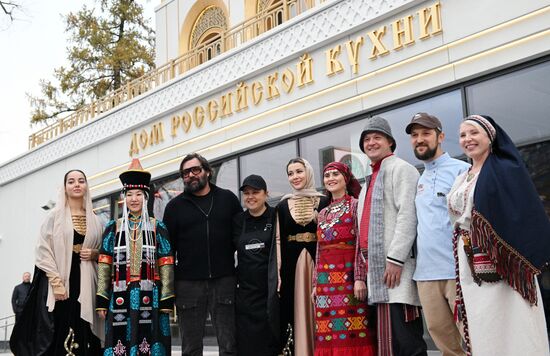 International RUSSIA EXPO forum and exhibition. Russia – Land of Taste festival. Russian Cuisine House. Alexei Vasilchuk, restaurateur, owner of the Vasilchuki Restaurant Group (third left); Yekaterina Shapovalova, creator, methodologist and head of the Gastronomic Map of Russia federal project (fourth left). Location: Russia, Moscow. Author: Kirill Zykov/ANO “Directorate for Sports and Social Projects”. International RUSSIA EXPO forum and exhibition. Russia – Land of Taste festival
