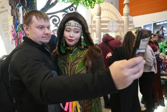 International RUSSIA EXPO Forum and Exhibition.
Participants taking selfies at the opening of the exhibition. Location: Russia, Moscow. Author: Ilya Pitalev/Sputnik. RUSSIA EXPO