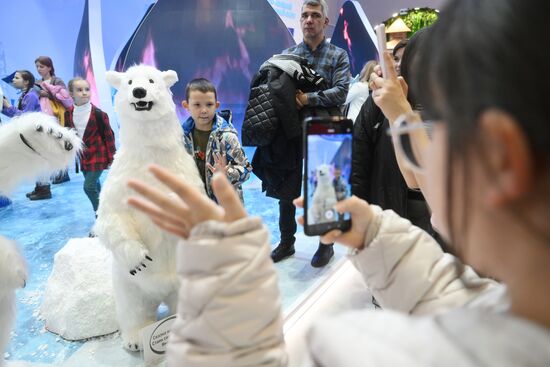Russia International Exhibition and Forum. Visitors take pictures at the opening of the exhibition. Location: Russia, Moscow. Author: Ilya Pitalev/Sputnik. RUSSIA EXPO