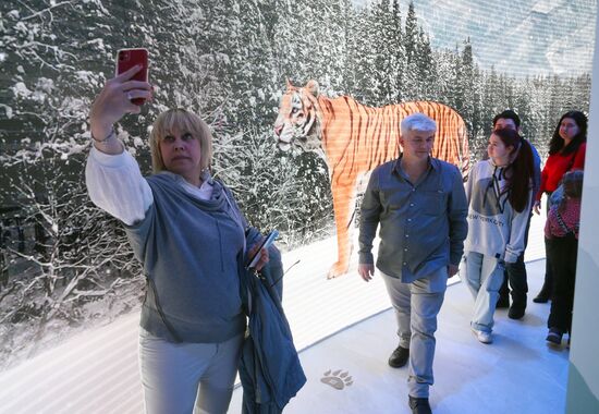 Russia International Exhibition and Forum. Visitors take pictures at the opening of the exhibition. Location: Russia, Moscow. Author: Ilya Pitalev/Sputnik. RUSSIA EXPO