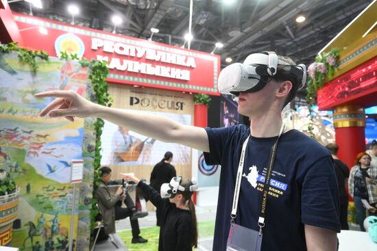 The International RUSSIA EXPO forum and exhibition. A visitor at the exhibition opening. Location: Russia, Moscow. Author: Ilya Pitalev/Sputnik. RUSSIA EXPO