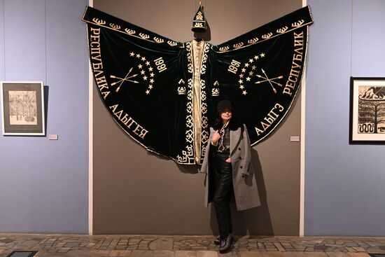 International RUSSIA EXPO Forum and Exhibition.
A woman near the Republic of Adygea piece by Yury Stash (a symbolic dress and headdress) at the Russia: Closer to the East exhibition at Pavilion No. 13, Oriental Art Museum. Location: Russia, Moscow. Author: Sergey Pyatakov/Sputnik. RUSSIA EXPO