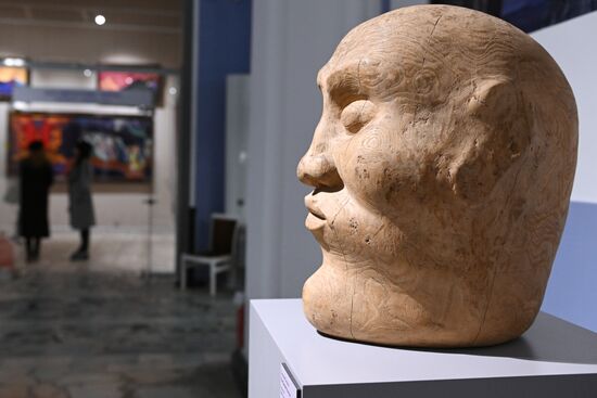 International RUSSIA EXPO Forum and Exhibition.
The Poet Dondek Uyazytuyev sculpture by Serenjab Baldano at the Russia: Closer to the East exhibition at Pavilion No. 13, Oriental Art Museum. Location: Russia, Moscow. Author: Sergey Pyatakov/Sputnik. RUSSIA EXPO