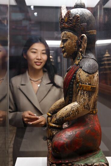 International RUSSIA EXPO Forum and Exhibition.
A young woman near the Bodhisattva sculpture (Nepal, 20th century) at the Russia: Closer to the East exhibition at Pavilion No. 13, Oriental Art Museum. Location: Russia, Moscow. Author: Sergey Pyatakov/Sputnik. RUSSIA EXPO