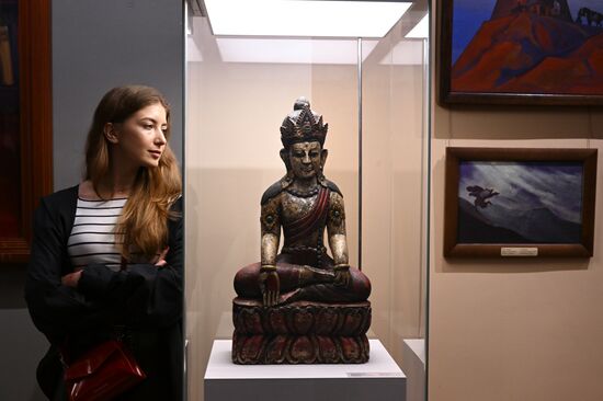 International RUSSIA EXPO Forum and Exhibition.
A young woman near the Bodhisattva sculpture (Nepal, 20th century) at the Russia: Closer to the East exhibition at Pavilion No. 13, Oriental Art Museum. Location: Russia, Moscow. Author: Sergey Pyatakov/Sputnik. RUSSIA EXPO
